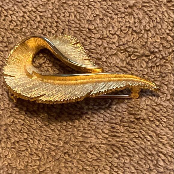 Sarah Coventry Signed 1968 Brushed Gold Tone Feather Broach - Picture 2 of 4
